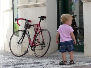 Dziecko i rower.